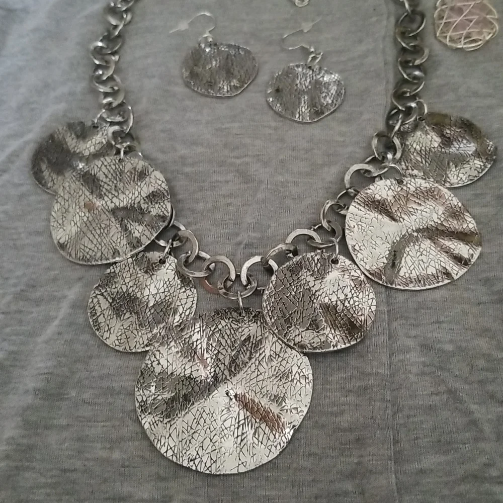 3 for 15.00 Silvertone statement necklace and matching earrings - Picture 2 of 4